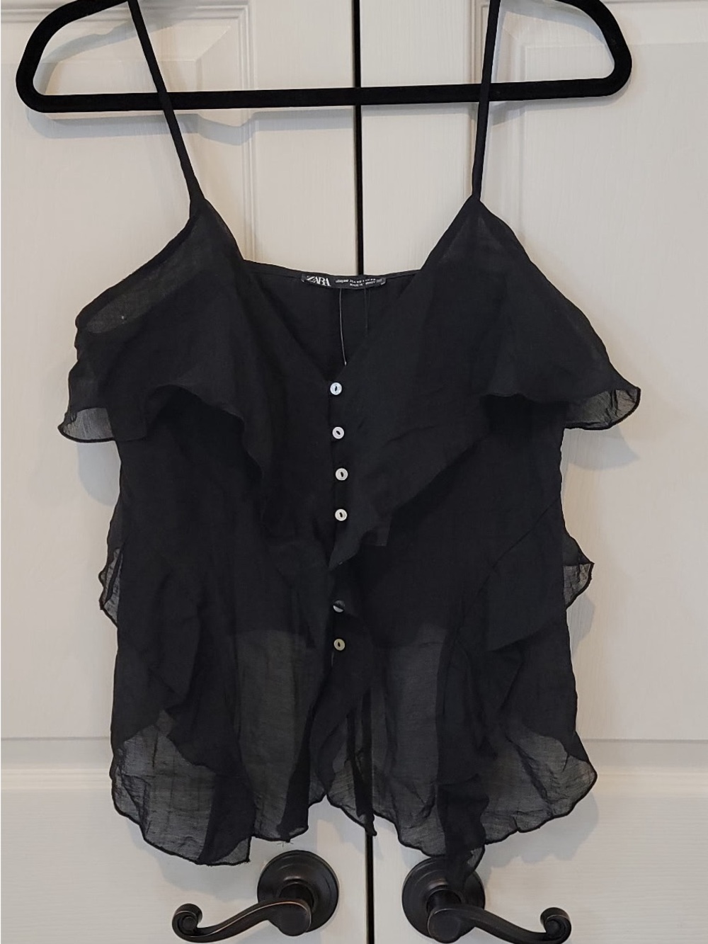 New - adorable Zara black ruffle blouse with button-up front.
Size: small